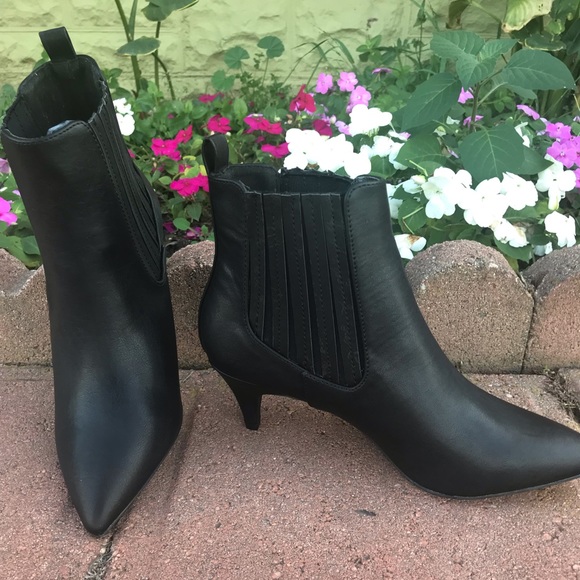 New Small cute Heel Bootie size 7 left - Picture 5 of 7